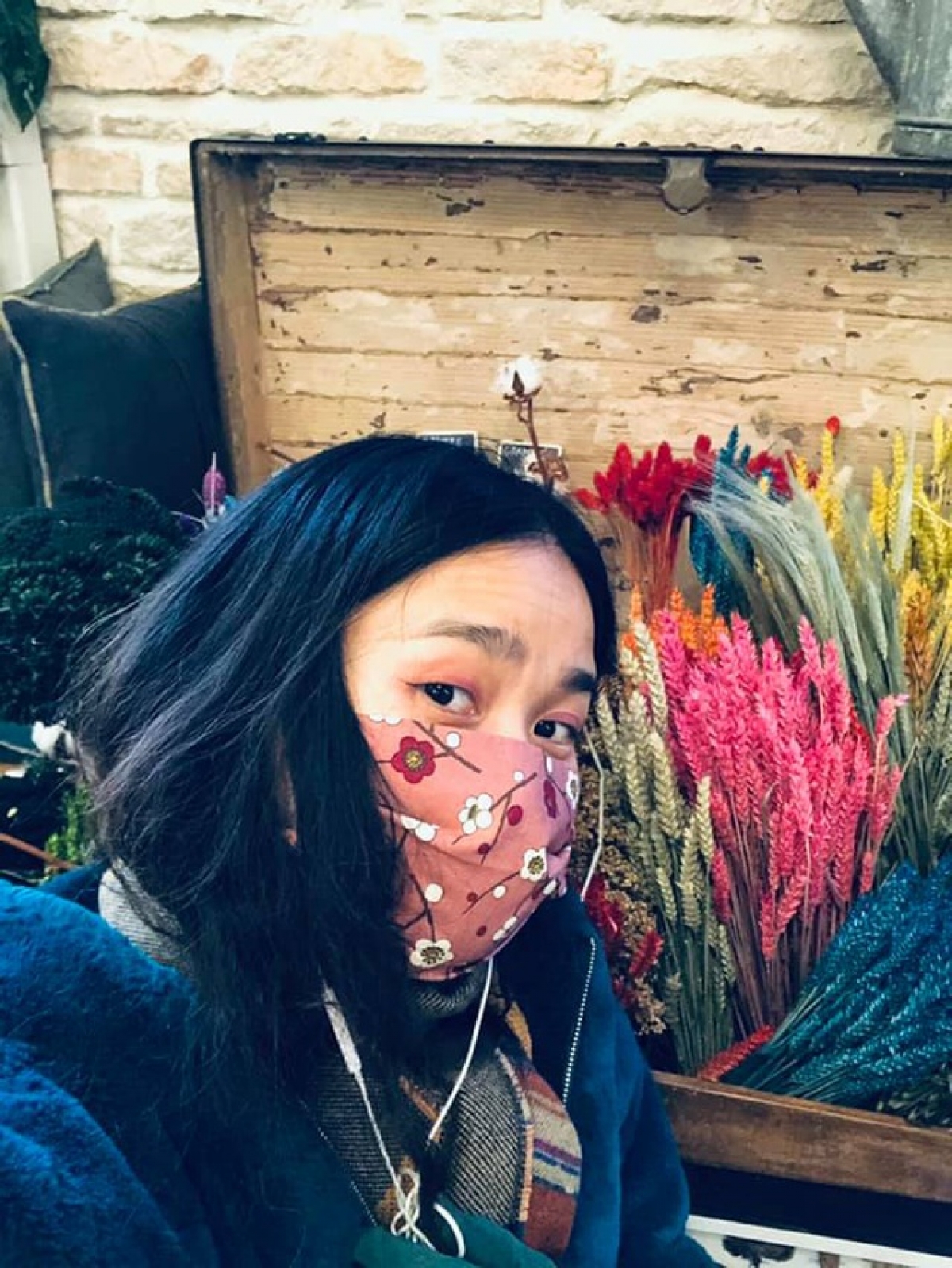 “Sớm nay Paris mưa và mây xám, cũng là ngày đầu tiên nhập học cho năm 2. Không có bàn thờ Tổ nên Lan chỉ có cách giữ tấm lòng dù mới bị dính mưa ốm tối qua nhưng vẫn quyết gượng đi bộ mua một bó hoa xanh thắm để nhớ Tổ Nghiệp và tới một bar jazz bằng được”, Đồng Lan chia sẻ trên trang cá nhân.