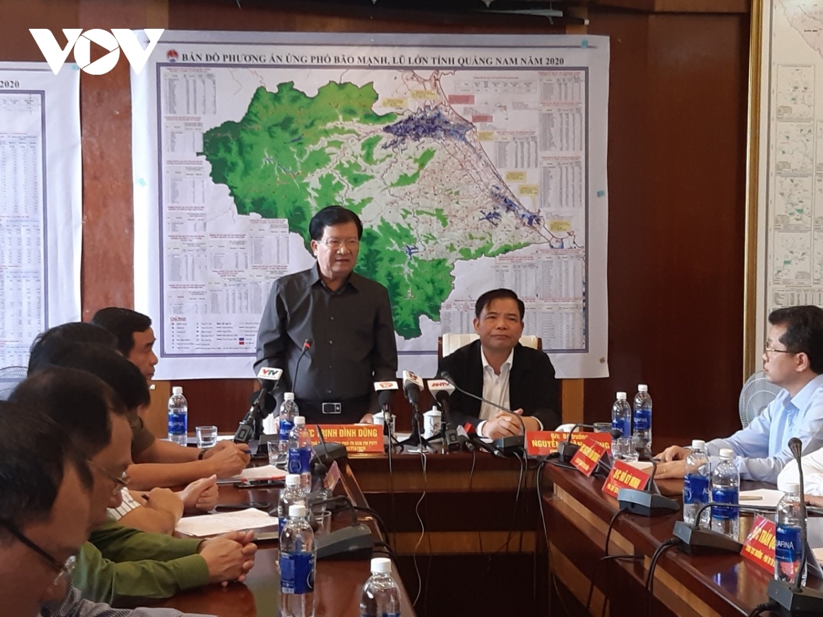 Phó Thủ tướng Trịnh Đình Dũng và Bộ trưởng Nguyễn Xuân Cường chủ trì cuộc họp Ban Chỉ đạo tiền phương phòng chống bão số 9 với các tỉnh miền Trung
