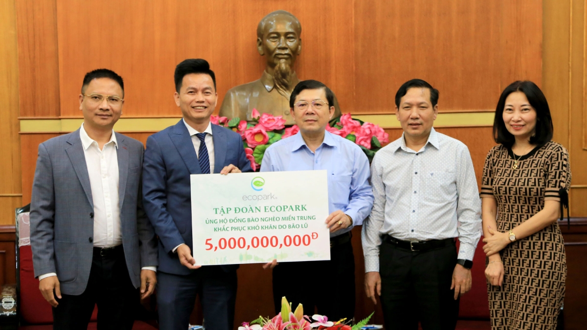 Ông Trần Quốc Việt – Tổng Giám đốc Tập đoàn Ecopark (bên trái) trao số tiền hỗ trợ cho đồng bào miền Trung thông qua Ủy ban Trung ương Mặt trận Tổ quốc Việt Nam.