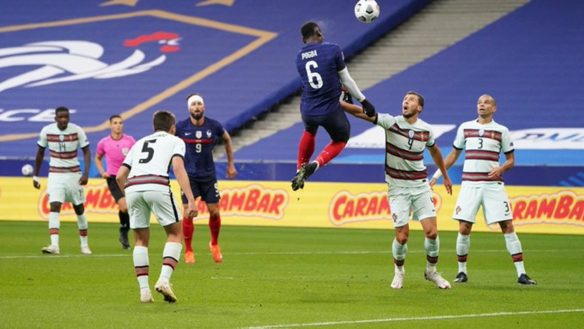 Paul Pogba thể hiện khả năng bật cao đánh đầu như Cristiano Ronaldo. (Ảnh: Getty)