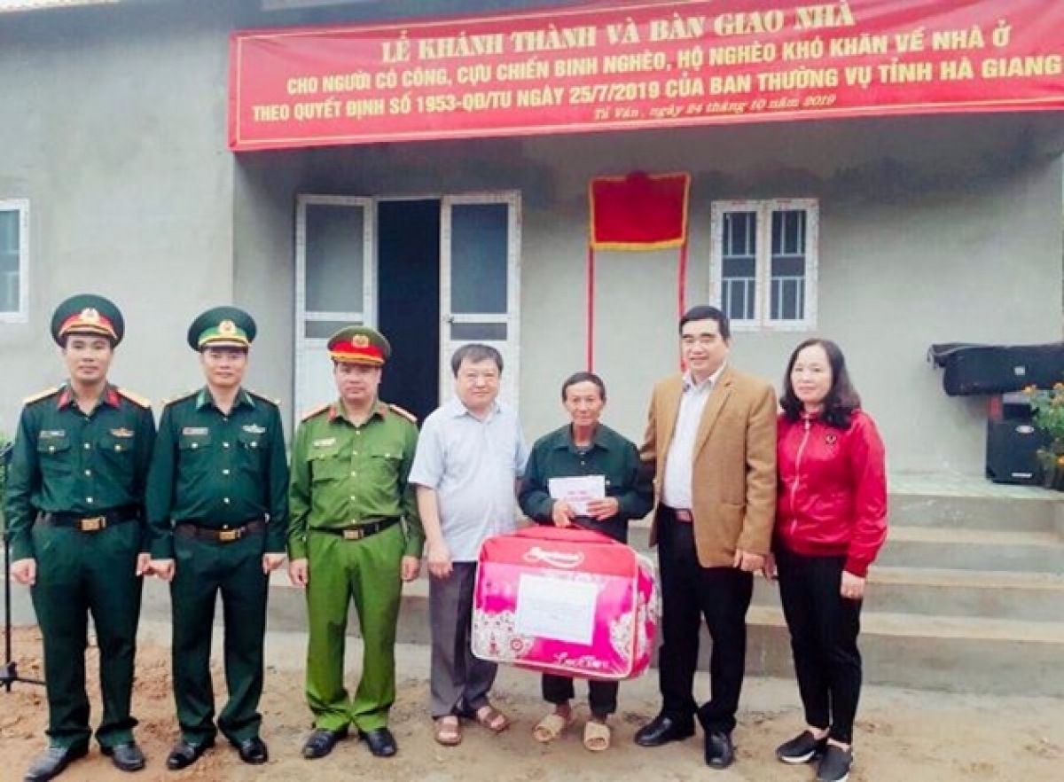 Đại diện các cấp, các ngành trao nhà cho hộ ông Lý Vần Quý, CCB nghèo, thôn Lò Suối Tủng, xã Tả Ván, Quản Bạ. Ảnh: TQ/báo Thanh tra.