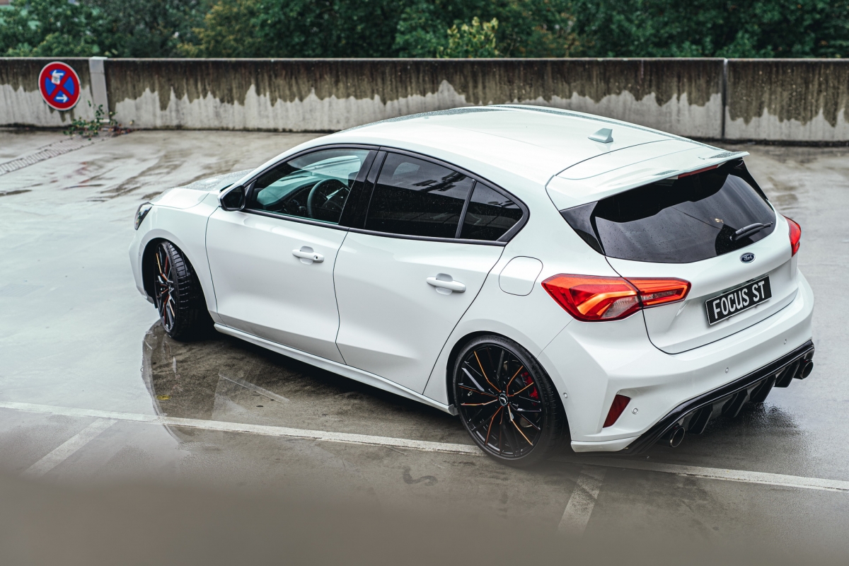 Nhà độ đến từ Đức không thay đổi động cơ của chiếc Focus ST nhưng ngay cả không có điều chỉnh nào động cơ EcoBoost 2.3 L 4 xi lanh sản sinh công suất 276 mã lực và mô men xoắn 420 Nm.