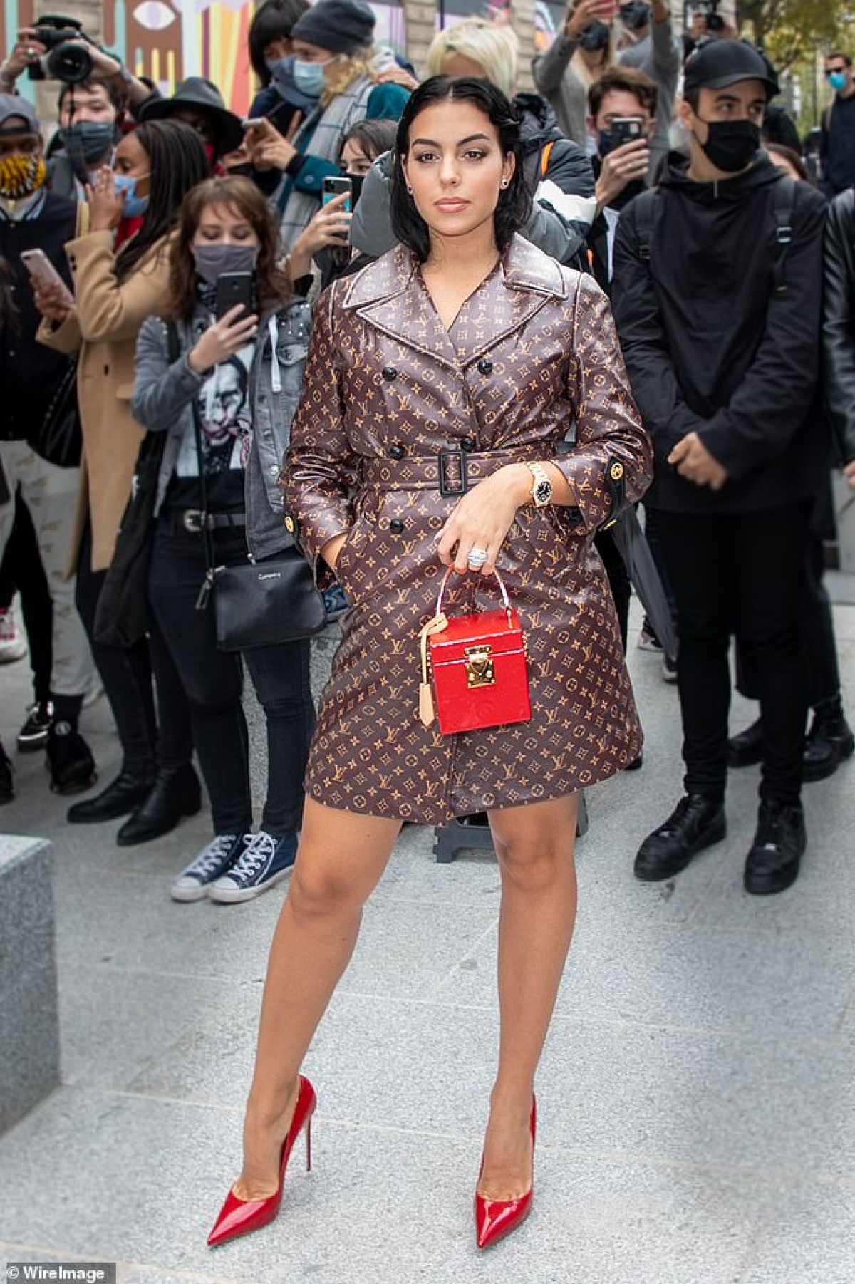 Georgina Rodriguez đã có mặt tại Pháp để tham dự show diễn của Louis Vuitton thuộc khuôn khổ tuần lễ thời trang Paris diễn ra ở trung tâm thương mại La Samaritaine.