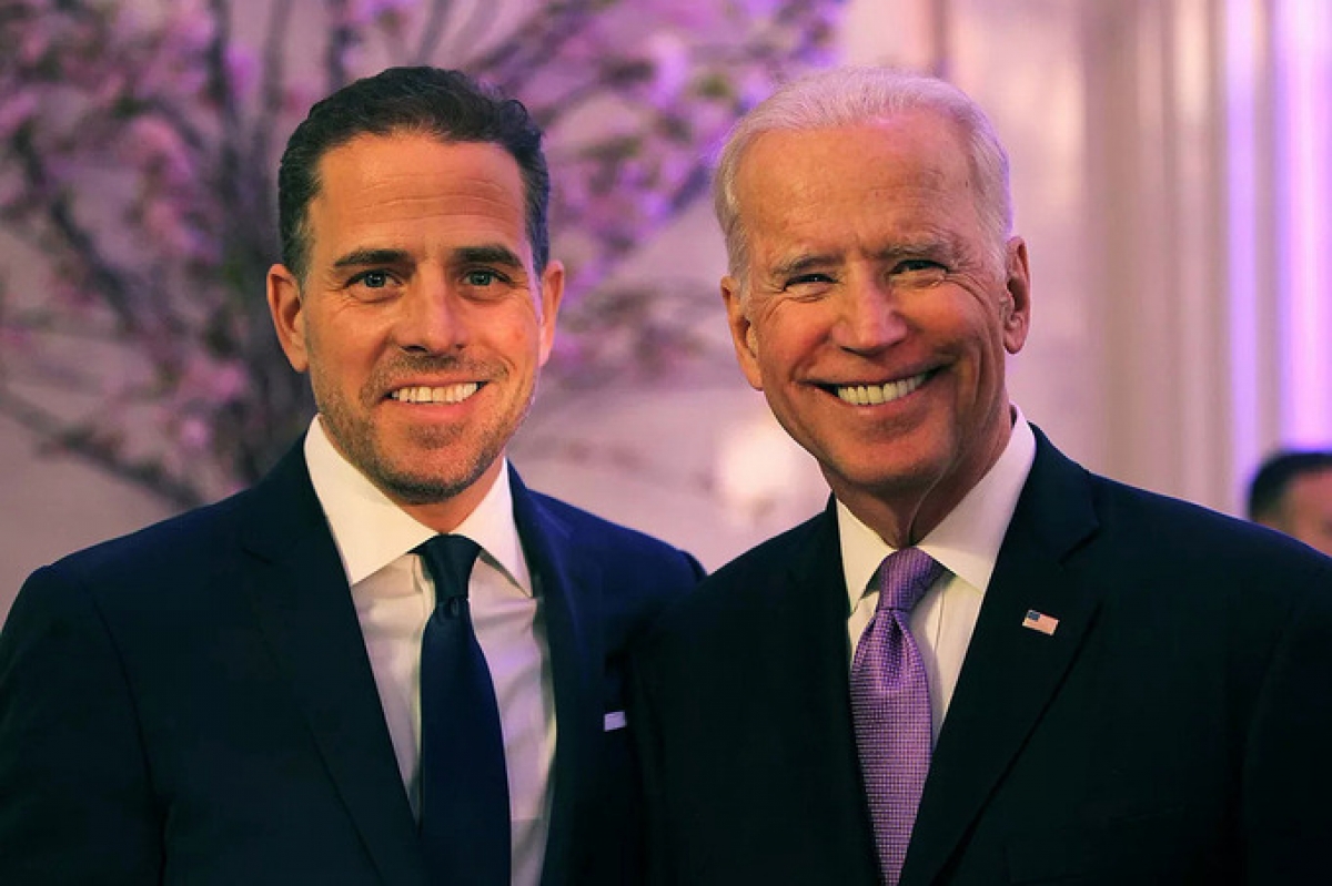 Hunter Biden (trái) và Joe Biden trong một lễ trao giải tại Mỹ năm 2016. Ảnh: World Food Program USA.