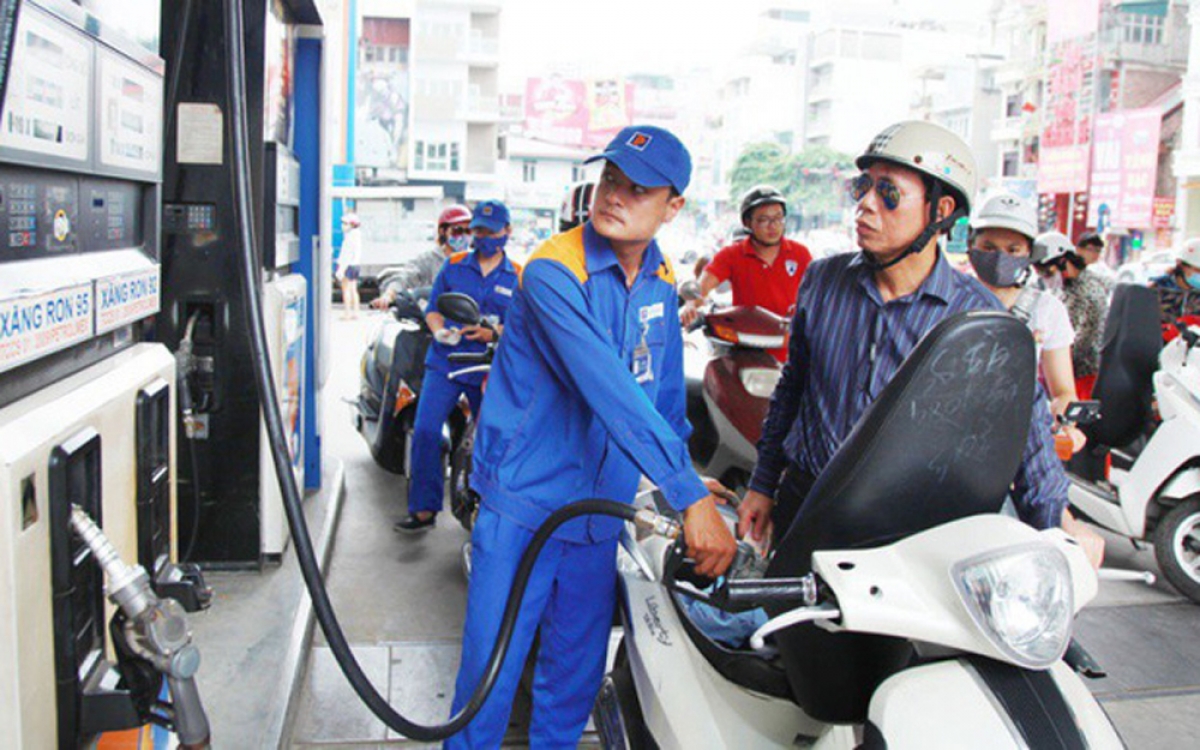 Giá xăng giảm nhẹ từ 15h chiều nay (27/10). (Ảnh minh họa: KT)