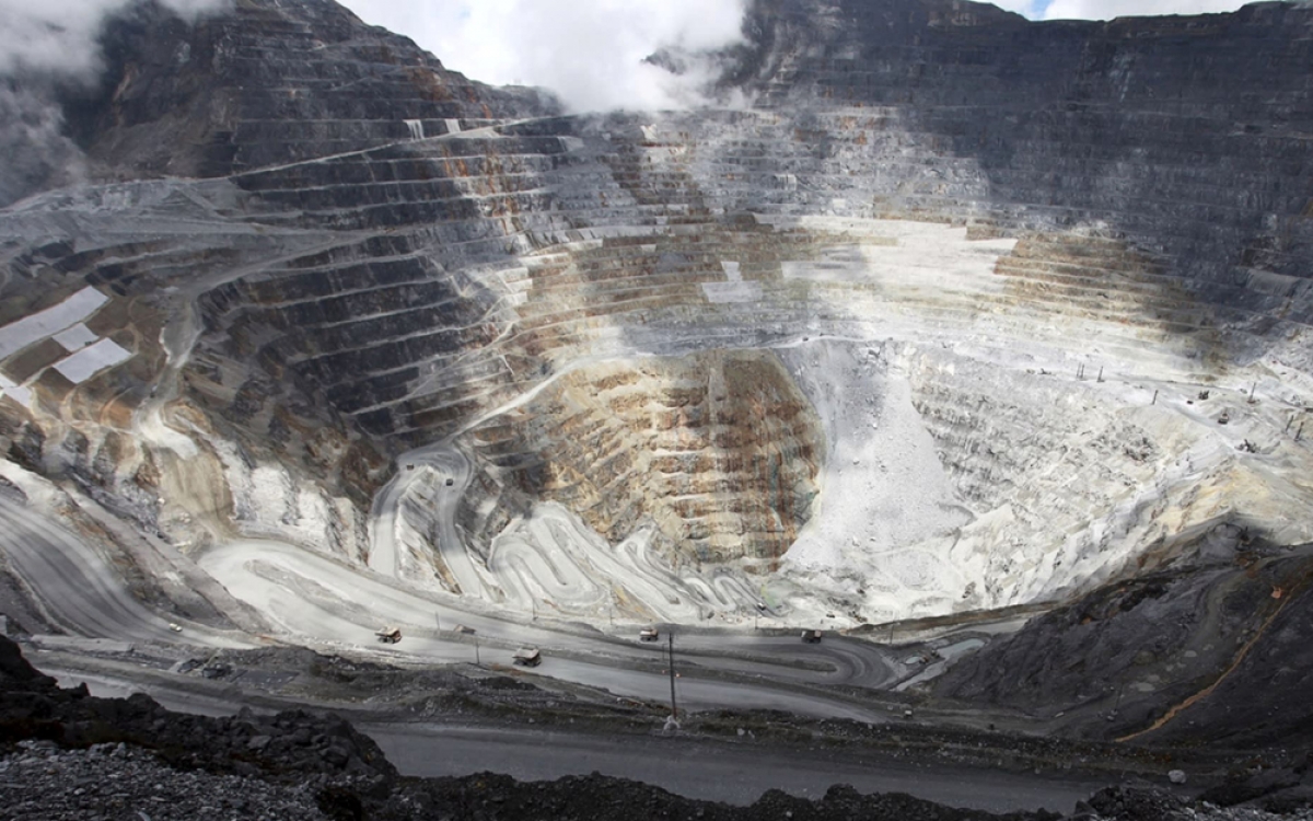 Grasberg ở Indonesia được xem là mỏ vàng lớn nhất thế giới. Năm 2018, mỏ này sản xuất khoảng 2,7 triệu ounce vàng. Sản lượng vàng đạt mức cao nhất vào năm 2001, với sản lượng trên 3,5 triệu ounce.