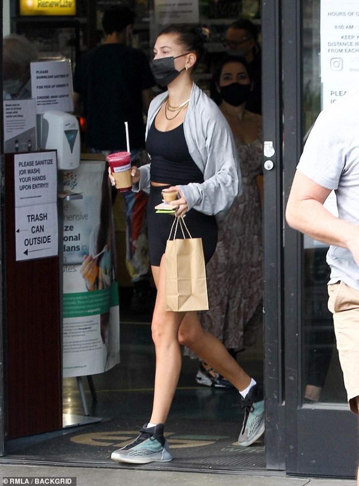 Hailey Baldwin và Justin Bieber vừa kỷ niệm 1 năm ngày cưới.