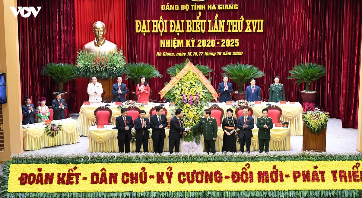 Đại tướng Ngô Xuân Lịch tặng hoa chúc mừng Đại hội Đảng bộ tỉnh Hà Giang lần thứ XVII