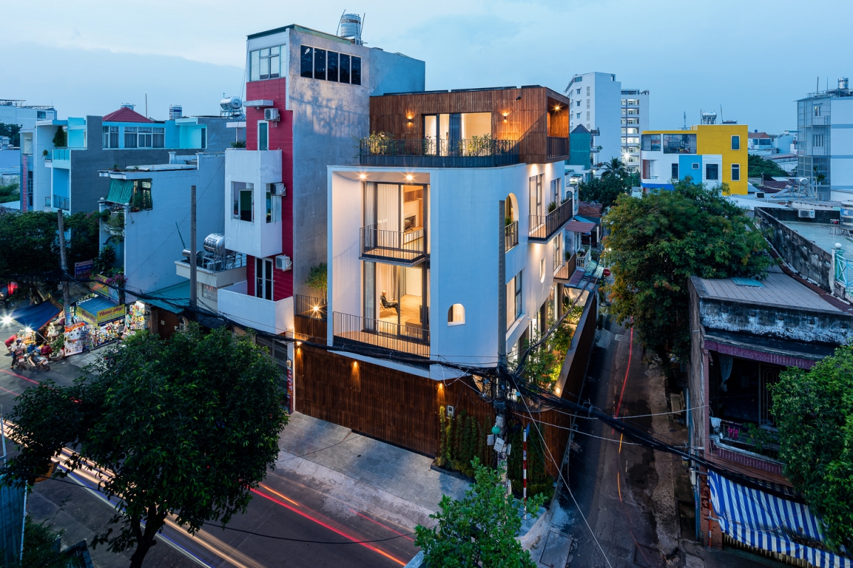 Nhà tiếp giáp với 2 mặt tiền đường, có nhiều xe cộ qua lại, vậy nên khi xây nhà yêu cầu chống ồn được gia chủ đặt lên hàng đầu.