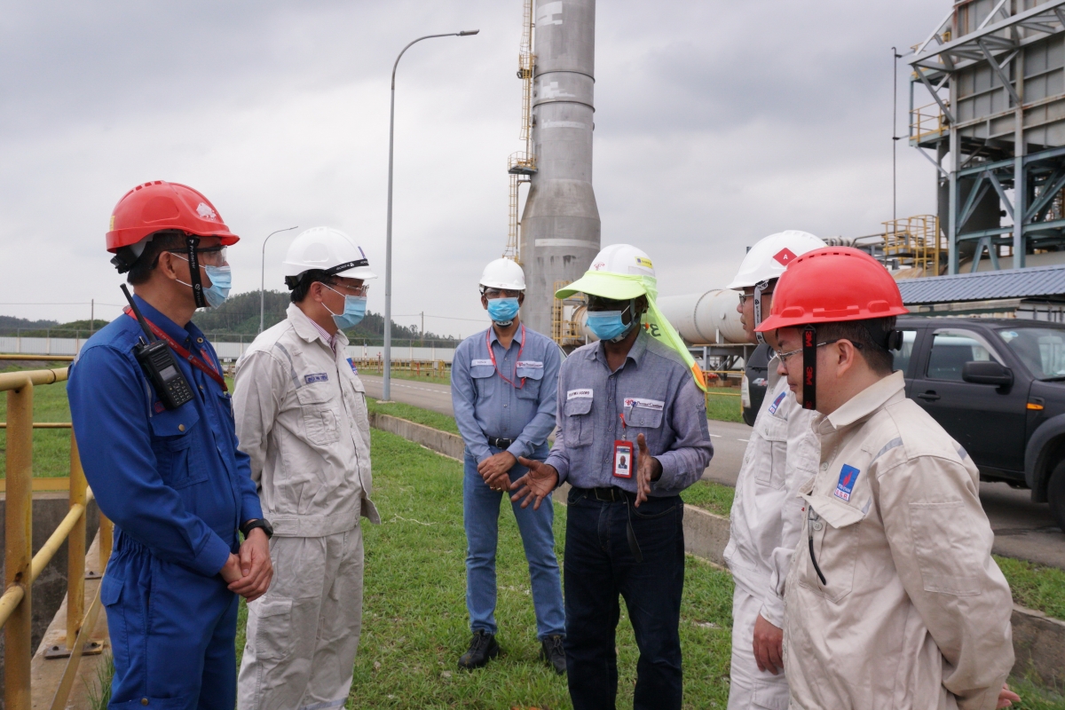 Tổng Giám đốc BSR Bùi Minh Tiến (thứ hai bên trái) trao đổi với các chuyên gia O&amp;M về công tác phòng, chống bão.