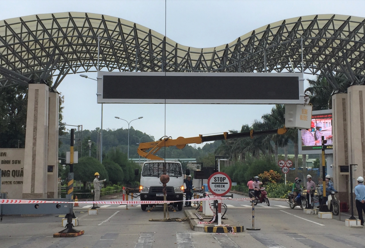 Văn phòng BSR tháo gỡ bảng hiệu trước khi bão số 9 vào.