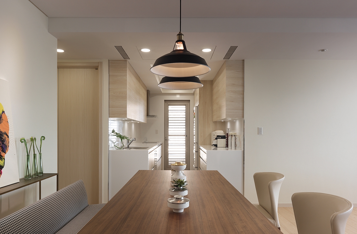 Loại bỏ bức tường cũ, chủ nhà trổ thêm một cửa phụ cạnh bếp để lấy ánh sáng.