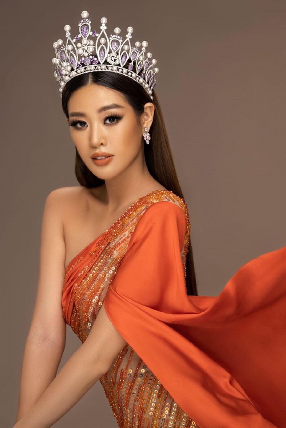 "Nàng thơ" show diễn lần này là Hoa hậu Khánh Vân.