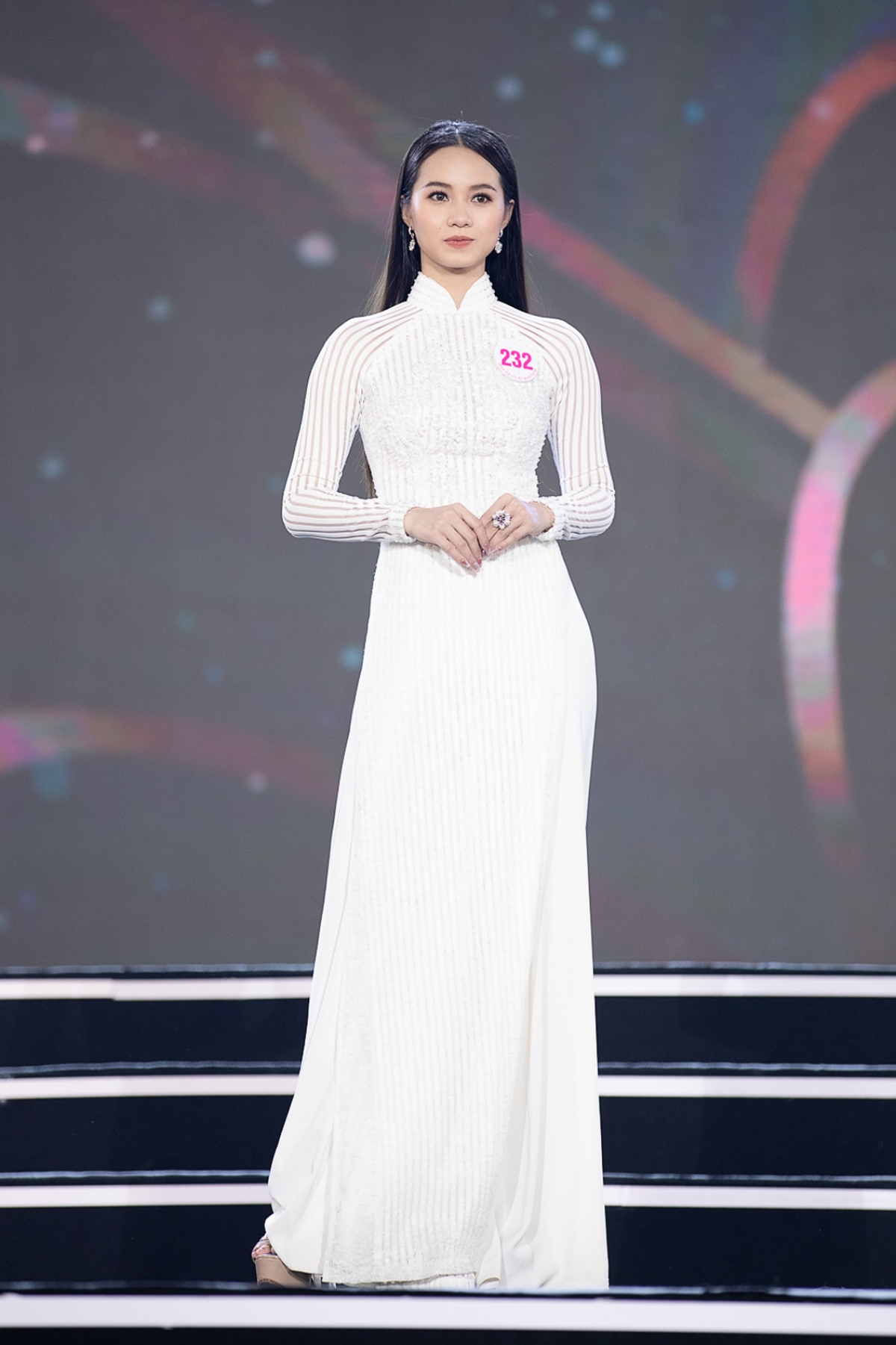 Lấy cảm hứng từ màu áo blouse của các y bác sĩ ở tuyến đầu chống dịch, phần thi của các thí sinh chính là lời tri ân đến những “anh hùng” đã dẫn dắt Việt Nam vượt qua giông bão những ngày vừa qua.