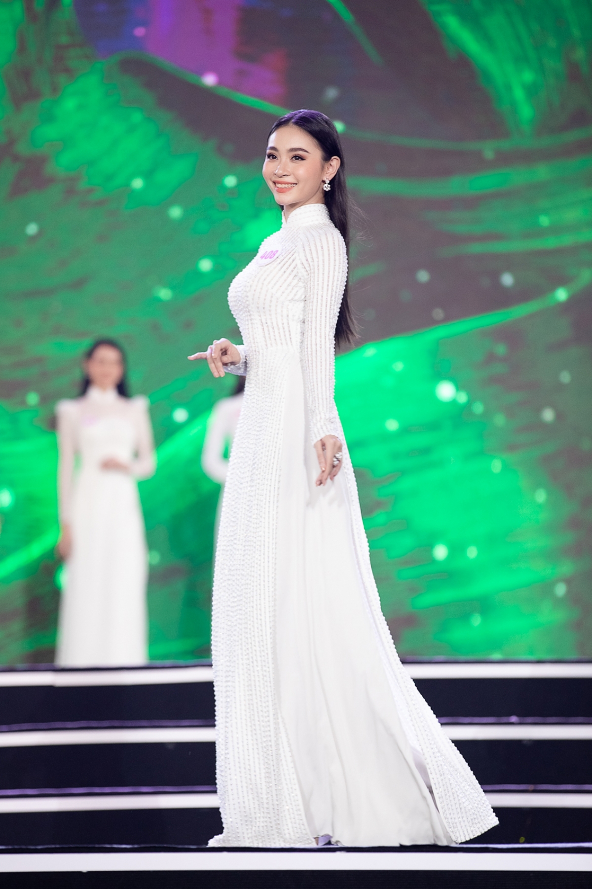 Những điểm nhấn tỉ mỉ, tinh tế trên nền áo dài trắng hòa quyện cùng nhan sắc trẻ trung của những thí sinh, phần trình diễn là một hơi thở hiện đại, tươi mới như báo hiệu một kỷ nguyên mới đang bắt đầu, những điều tốt đẹp hơn đang tới.