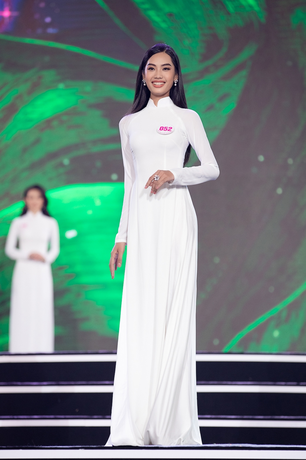 Mỗi thí sinh đều được tỏa sáng theo cách rất riêng của mình, mỗi lượt xuất hiện đều khiến khán giả “đau đầu” không biết nên tập trung vào nhan sắc của các thí sinh hay những nét chấm phá đầy tính nghệ thuật trên những tà áo dài cực tôn dáng.