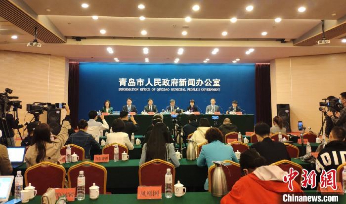 Họp báo về tình hình dịch Covid-19 của thành phố Thanh Đảo. Ảnh: Chinanews.