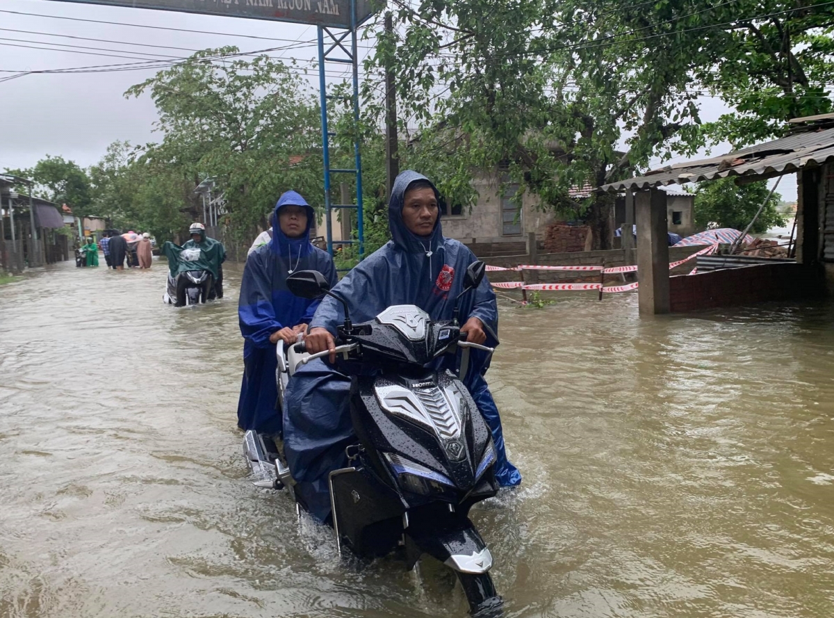 Nạn nhân bị mất tích tại Hồ Bàu Sen vào lúc 21 giờ ngày 7/10, khi đi săn bắt chim. Một người bị thương là Nguyễn Khoa Nam, 20 tuổi đã bị rắn cắn ở tại thôn Ưu Thương, xã Phong Thu, huyện Phong Điền. Hiện đang cấp cứu tại Bệnh viện Trung ương Huế cơ sở 2.
