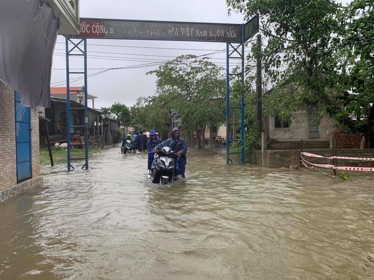 Ngập lụt cục bộ ở thôn Thủy Phú, xã Hương Vinh, tỉnh Thừa Thiên Huế. Ngập lụt khiến nhiều xe tắt máy, người dân phải dắt bộ.