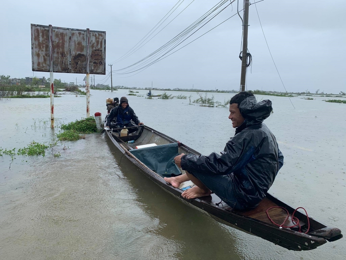 Nhà người dân ở xã Hương Vinh, thị xã Hương Trà, Thừa Thiên Huế bị nước lũ vây quanh. Nhiều nơi ở Thừa Thiên Huế ngập lụt phải đi lại bằng ghe.