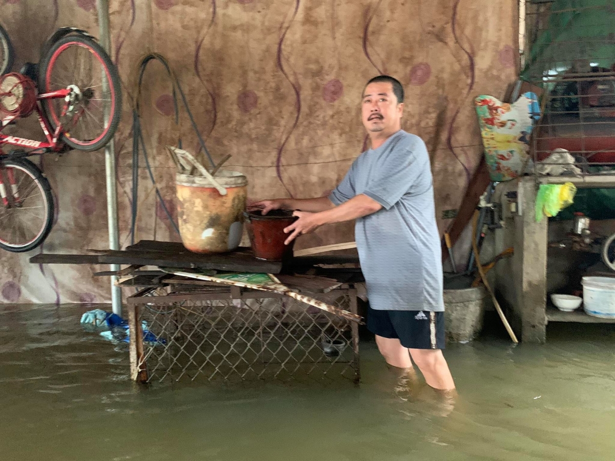 Nước lũ dâng cao cộng thêm thủy điện Hương Điền (thượng nguồn sông Bồ) xả lũ khiến vùng hạ du các huyện Hương Trà, Quảng Điền nhiều nơi bị ngập.