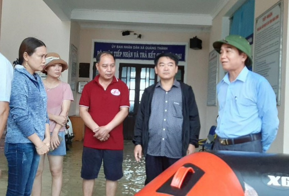 Sáng 8/10, ông Bùi Thanh Hà, Phó Bí thư Tỉnh ủy Thừa Thiên Huế (phải)kiểm tra công tác phòng chống ngập lụt
