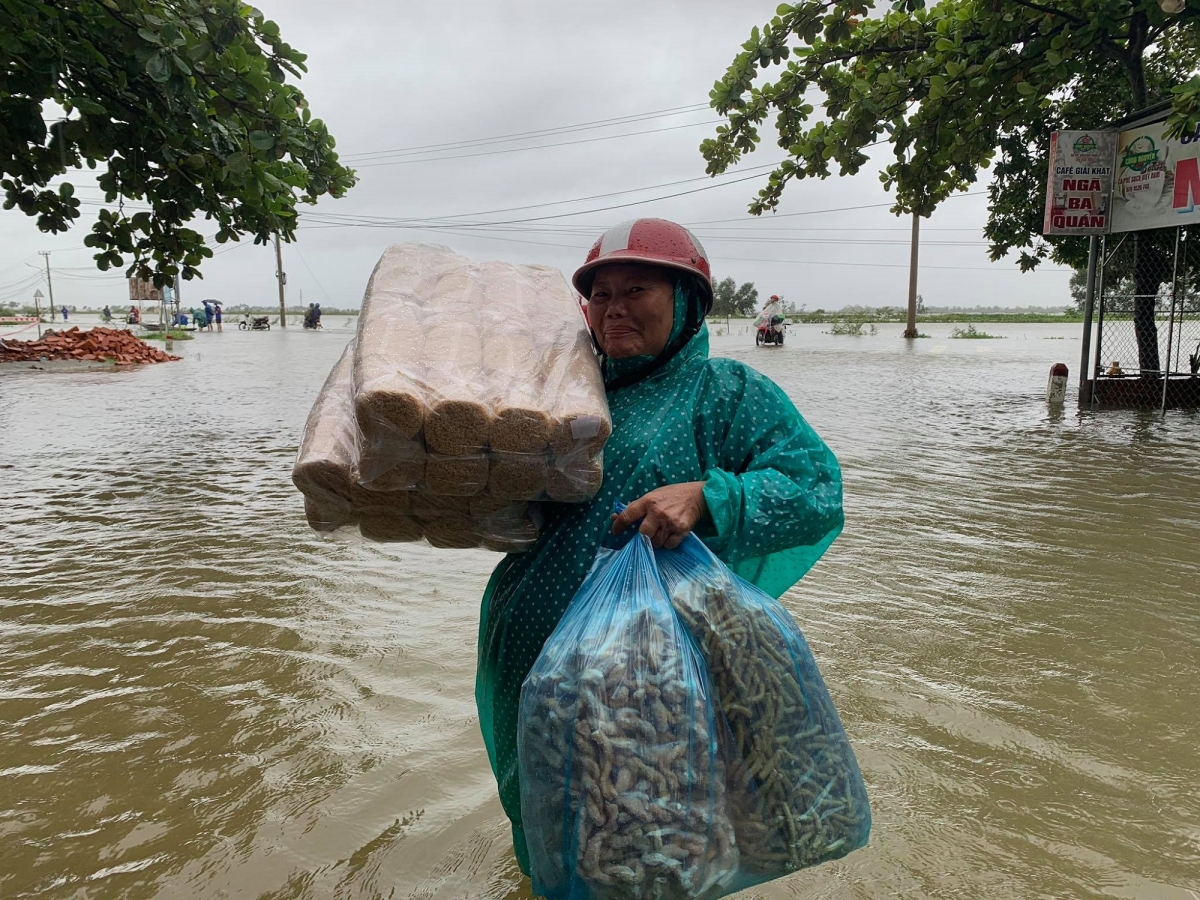 Vận chuyển hàng hóa mưu sinh trong lũ.
