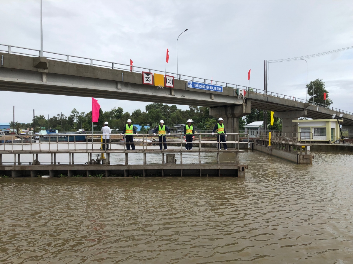 Cống Âu thuyền Ninh Quới phía Bạc Liêu vận hành mở để tàu, thuyền lưu thông.