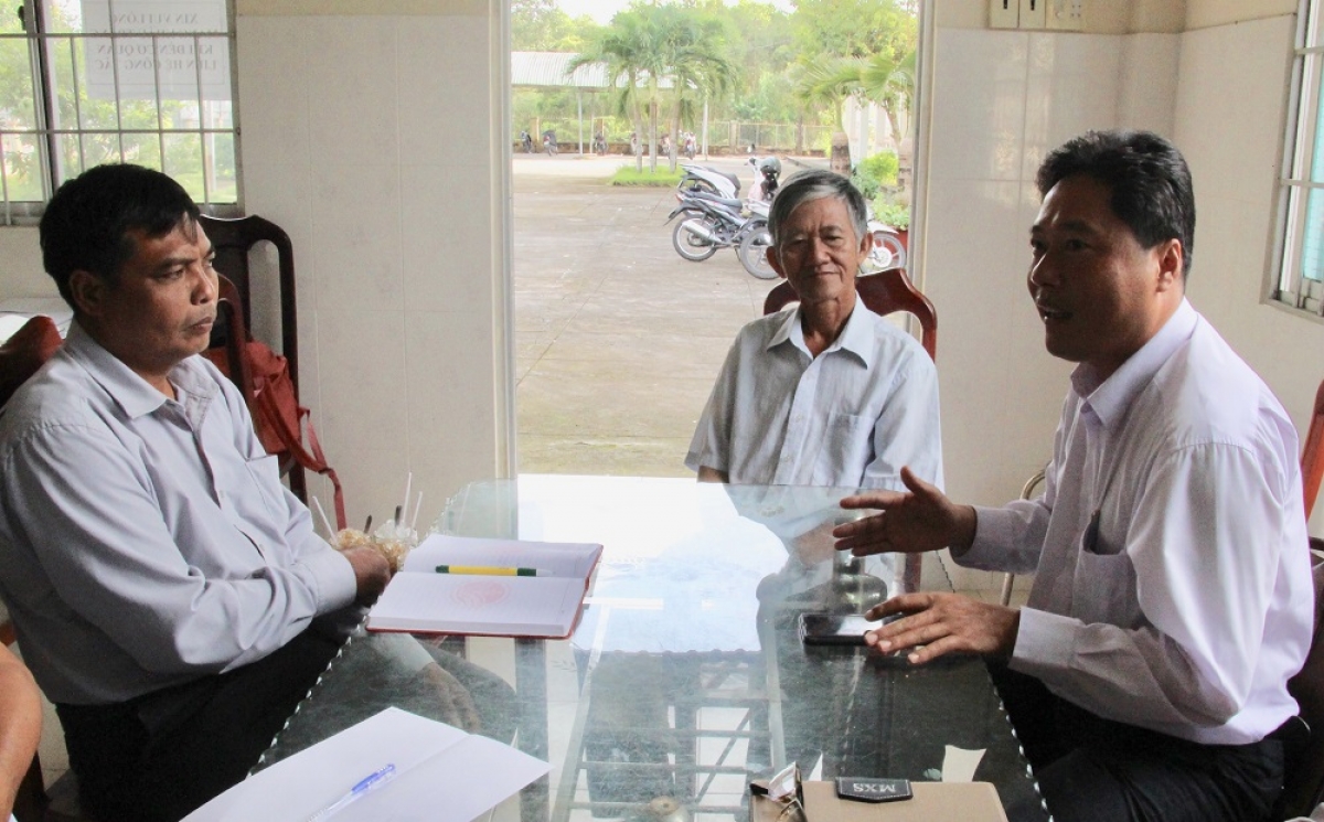 Ông Phan Quốc Thứ (bìa phải), Giám đốc Công ty Cổ phần nông nghiệp công nghệ cao Hậu Giang trao đổi phương án hỗ trợ với nông dân bị thiệt do nhầm giống