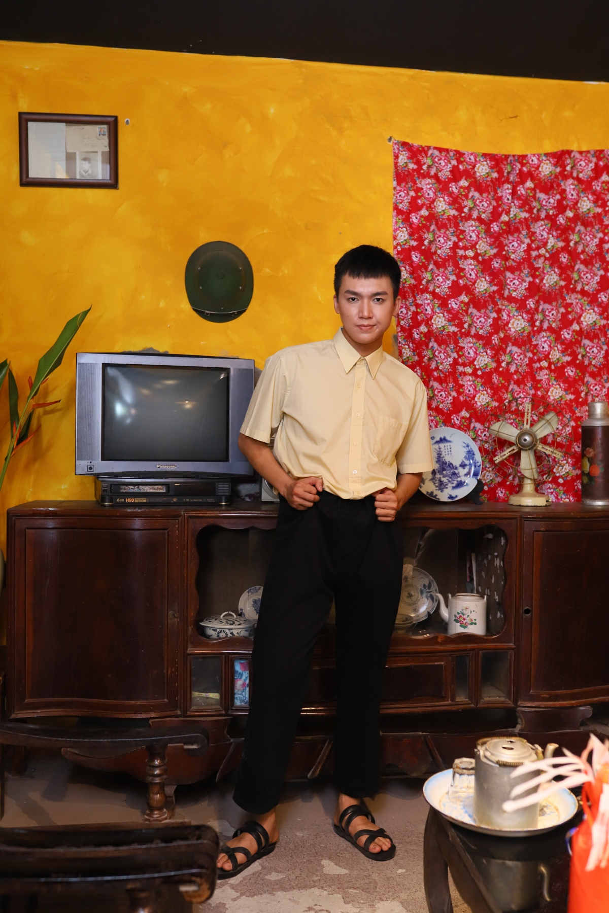 Nam ca sĩ Hùng Min trong MV "Ngày mình chung đôi".