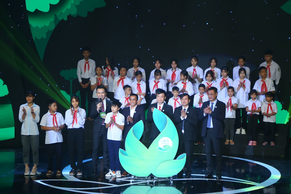 Gala 5 năm của chương trình “Cặp lá yêu thương”. Hình ảnh chiếc lá chưa lành ghép cặp với lá lành. (Ảnh: Tống Giáp)