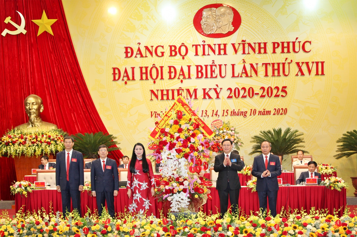 Thay mặt Bộ Chính trị, ông Vương Đình Huệ tặng hoa chúc mừng Đại hội Đảng bộ tỉnh Vĩnh Phúc