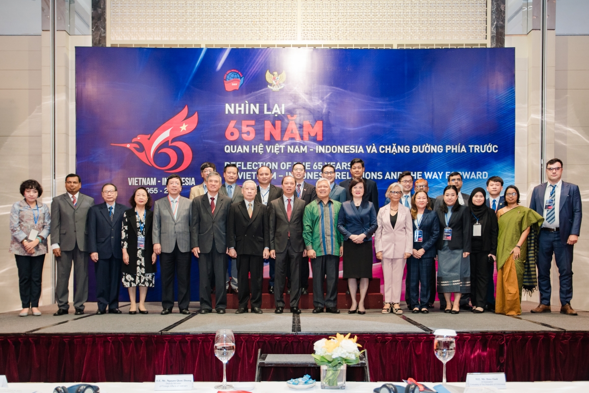Hội thảo "Nhìn lại 65 năm quan hệ Việt Nam - Indonesia và chặng đường phía trước"
được tổ chức theo hình thức trực tiếp và trực tuyến
(Nguồn : ĐSQ Indonesia tại HN)