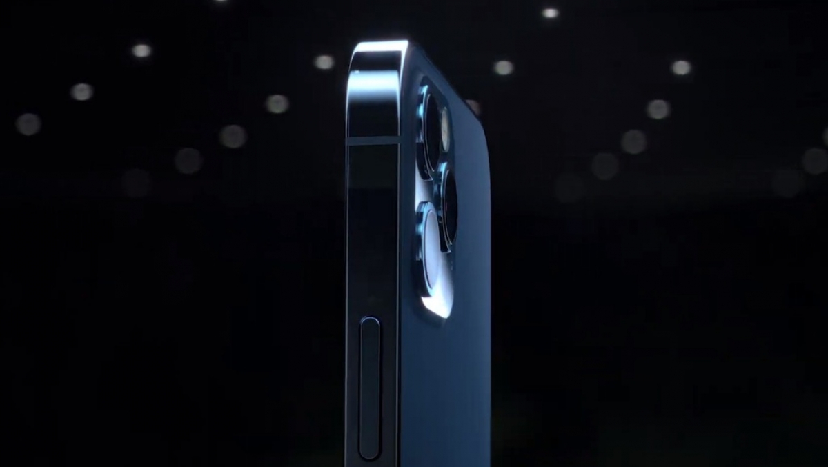 iPhone 12 Pro có khung viền bóng làm từ thép không gỉ, 3 camera sau và cảm biến LiDAR.