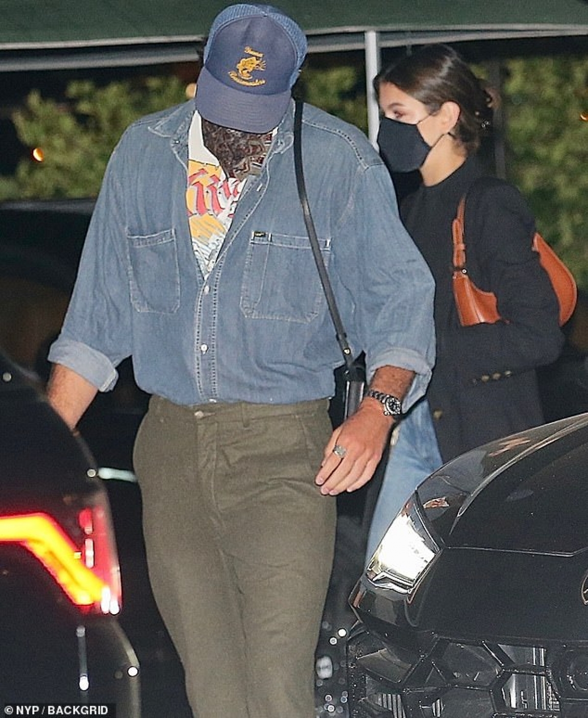 Kaia Gerber bị cánh săn ảnh bắt gặp khi đang đi ăn tối cùng bạn trai mới Jacob Elordi ở Los Angeles dịp cuối tuần.