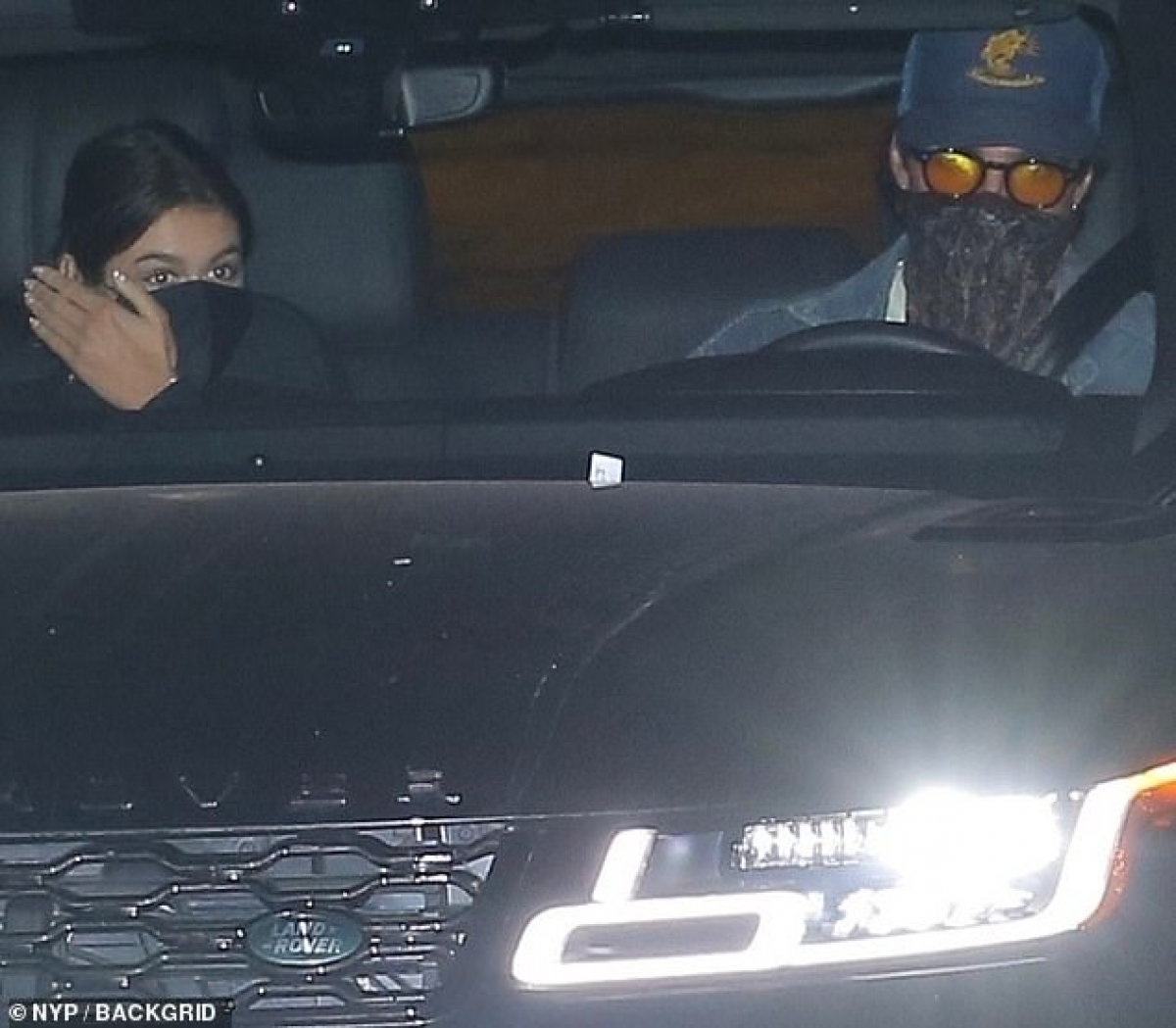 Người đẹp liên tục dùng tay che mặt khi thấy cánh paparazzi chĩa máy ảnh về phía mình.