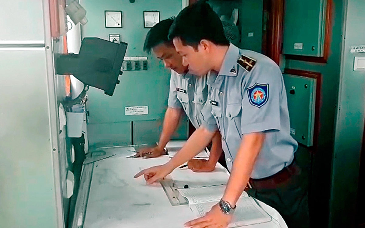 Cán bộ, thuyền viên tàu KN413 lên phương án tiếp cận tàu bị nạn (ảnh: Đức Thu)