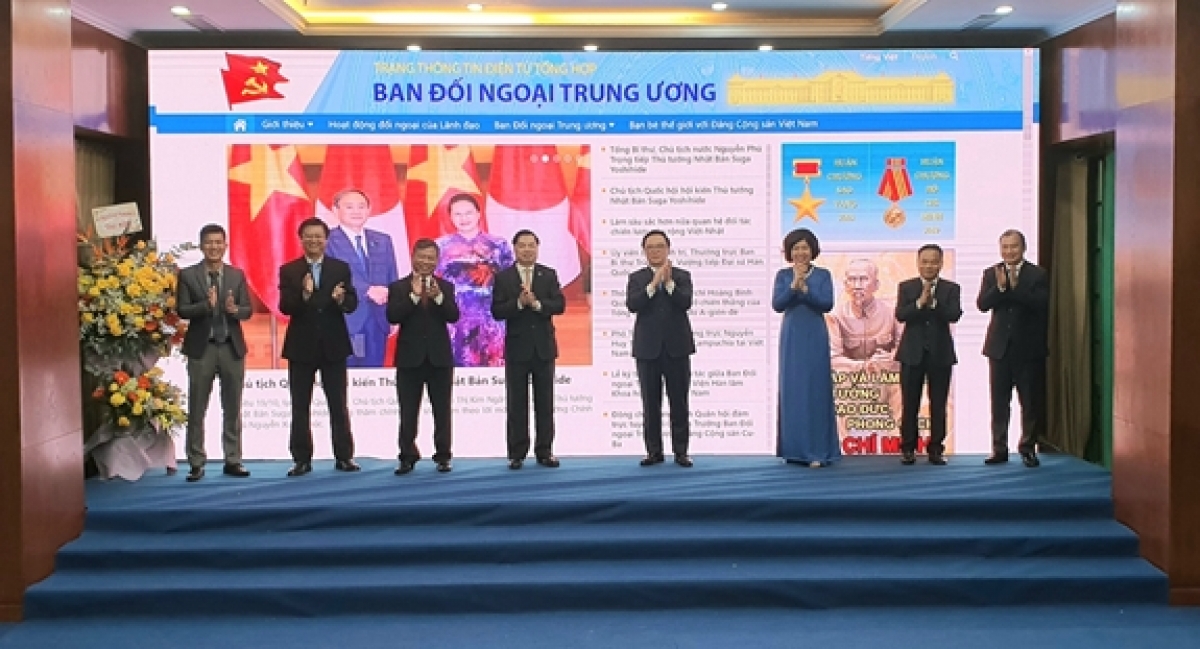 Các đại biểu nhấn nút khai trương Trang thông tin điện tử tổng hợp Ban Đối ngoại Trung ương Đảng. (Ảnh: Báo Quân đội nhân dân)