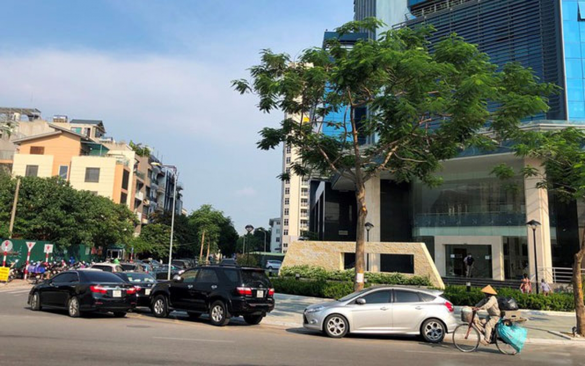 Khu vực Khu liên cơ Võ Chí Công điểm đỗ xe vượt quá nhu cầu. (ảnh CafeF)