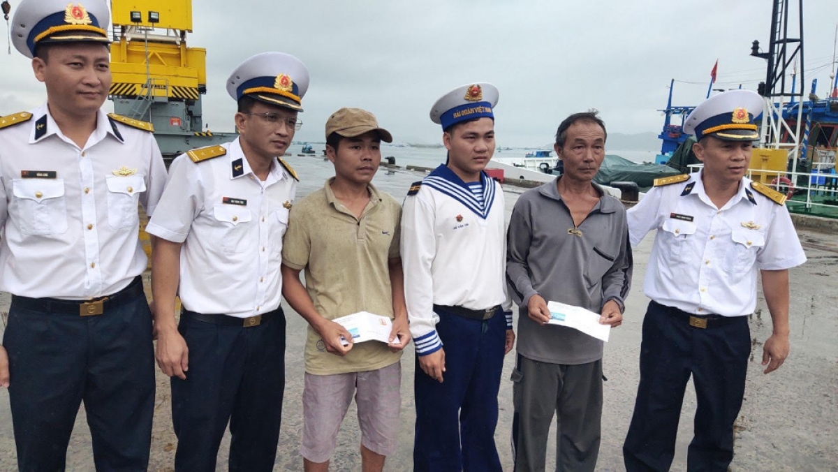 Tàu KN 467 đã cập cảng Ba Ngòi và bàn giao ngư dân cho các cơ quan chức năng và gia đình theo đúng pháp luật.