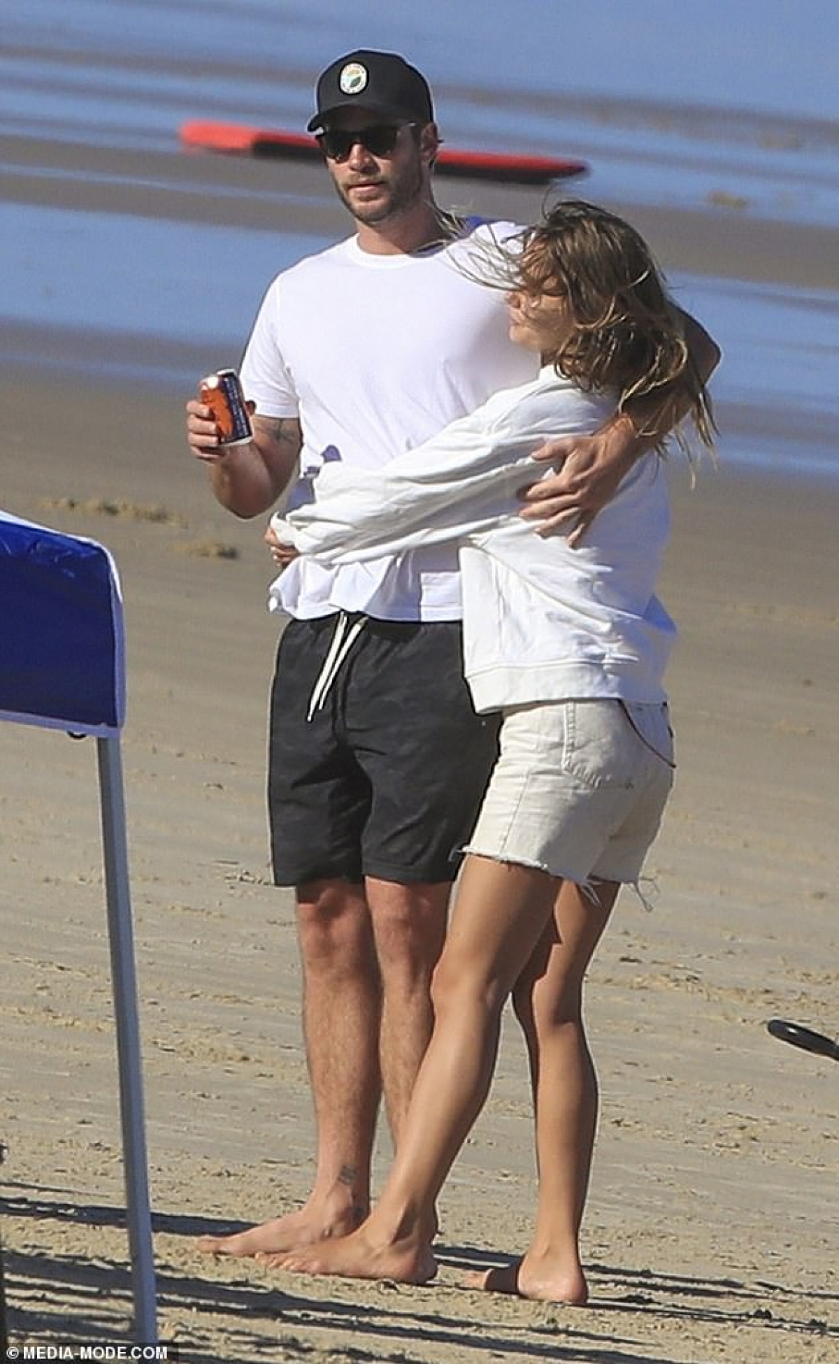 Tài tử Liam Hemsworth và bạn gái Gabriella Brooks ôm nhau tình tứ khi đi chơi cùng gia đình Hemsworth ở vịnh Byron, Australia vừa qua.