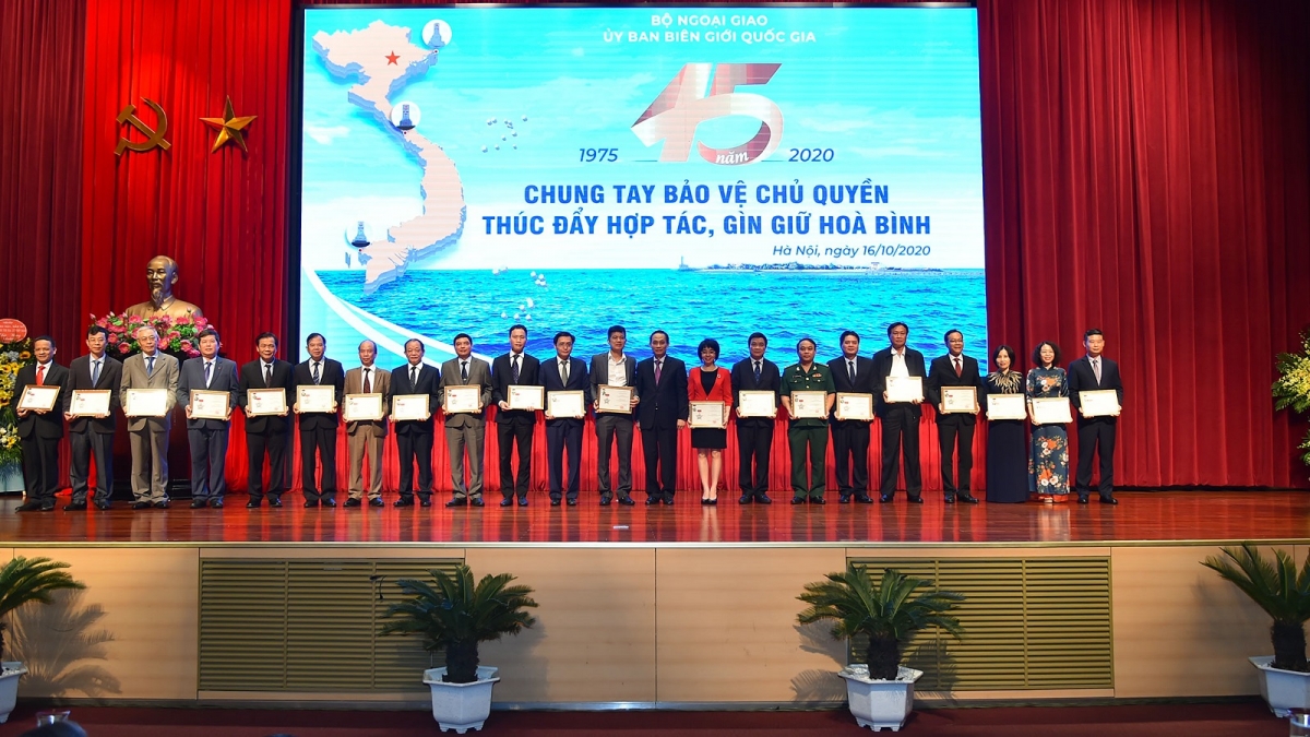 Lãnh đạo Bộ Ngoại Giao trao tặng kỷ niệm chương cho cán bộ Ủy ban Biên giới Quốc gia