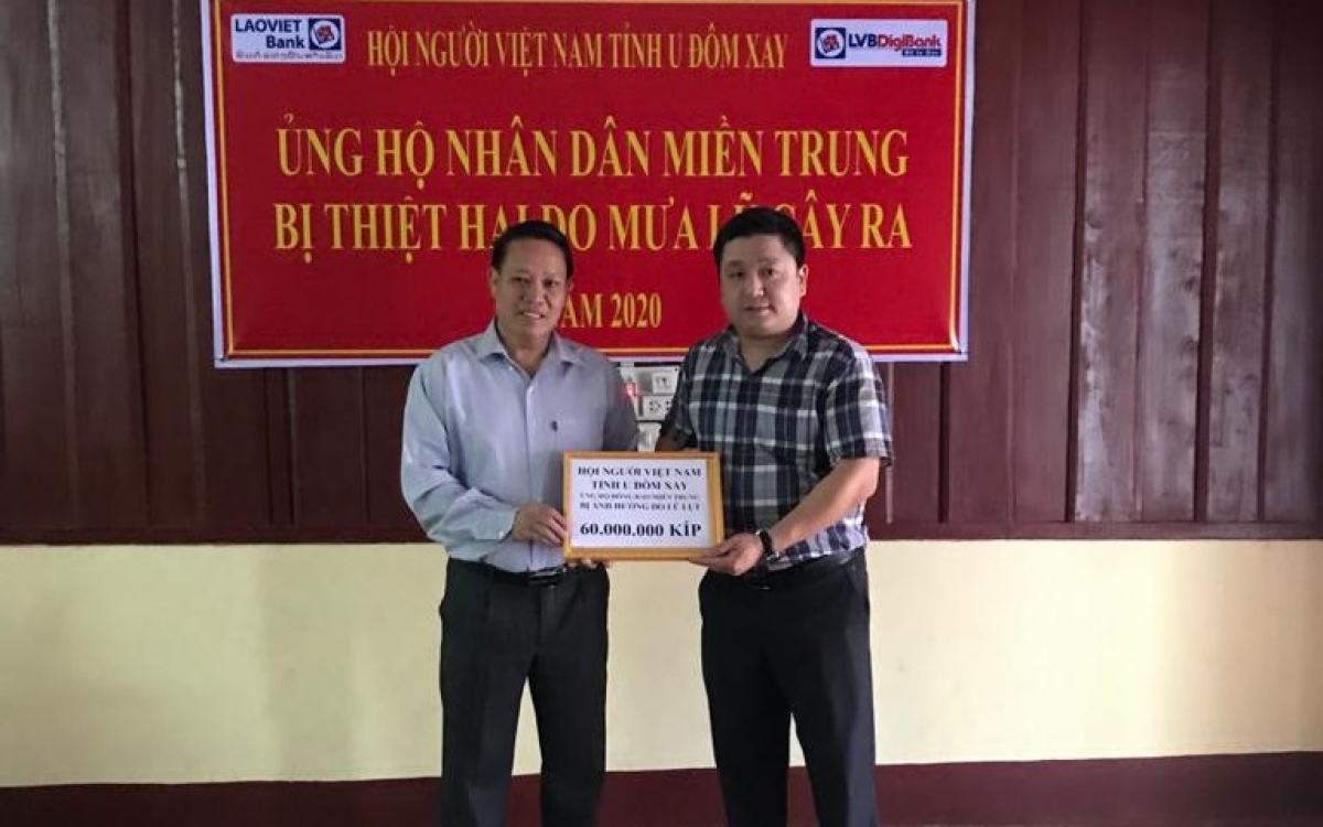 Hội Người Việt Nam tỉnh Udomxay trao quà ủng hộ cho Đại diện Tổng LSQ.