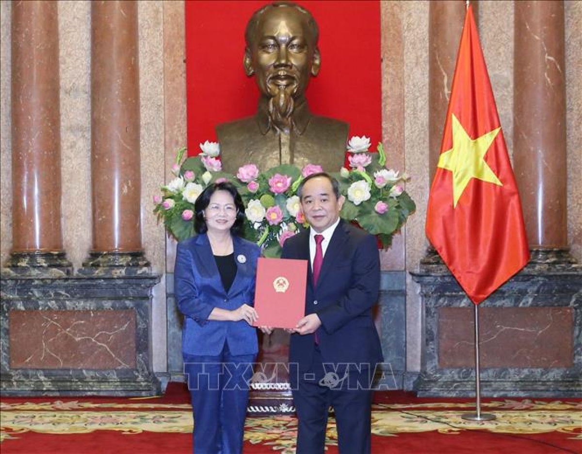 Phó Chủ tịch nước Đặng Thị Ngọc Thịnh trao quyết định điều động, phân công công tác, bổ nhiệm ông Lê Khánh Hải, Thứ trưởng Bộ Văn hóa, Thể thao và Du lịch làm Phó Chủ nhiệm Văn phòng Chủ tịch nước. Ảnh: TTXVN