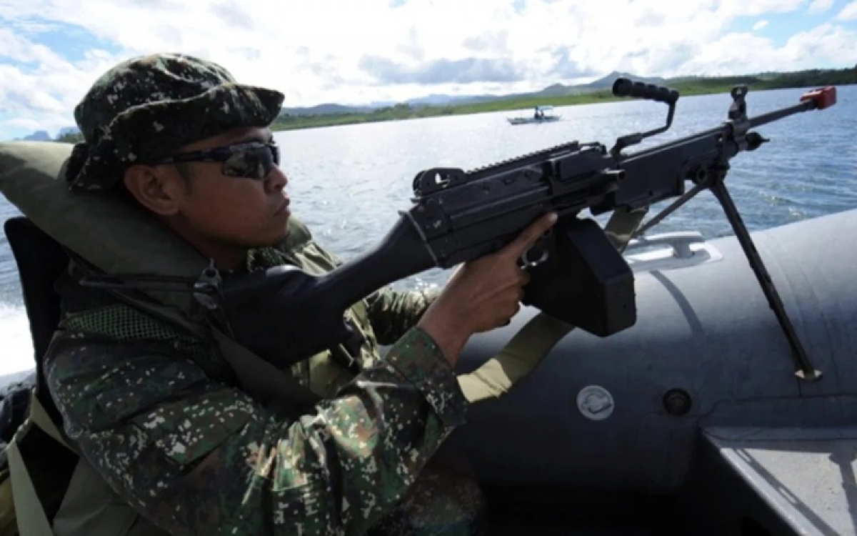 Một lính Philippines đi tuần tra dọc theo vịnh Ulugan đối diện Biển Đông. Ảnh: AFP.
