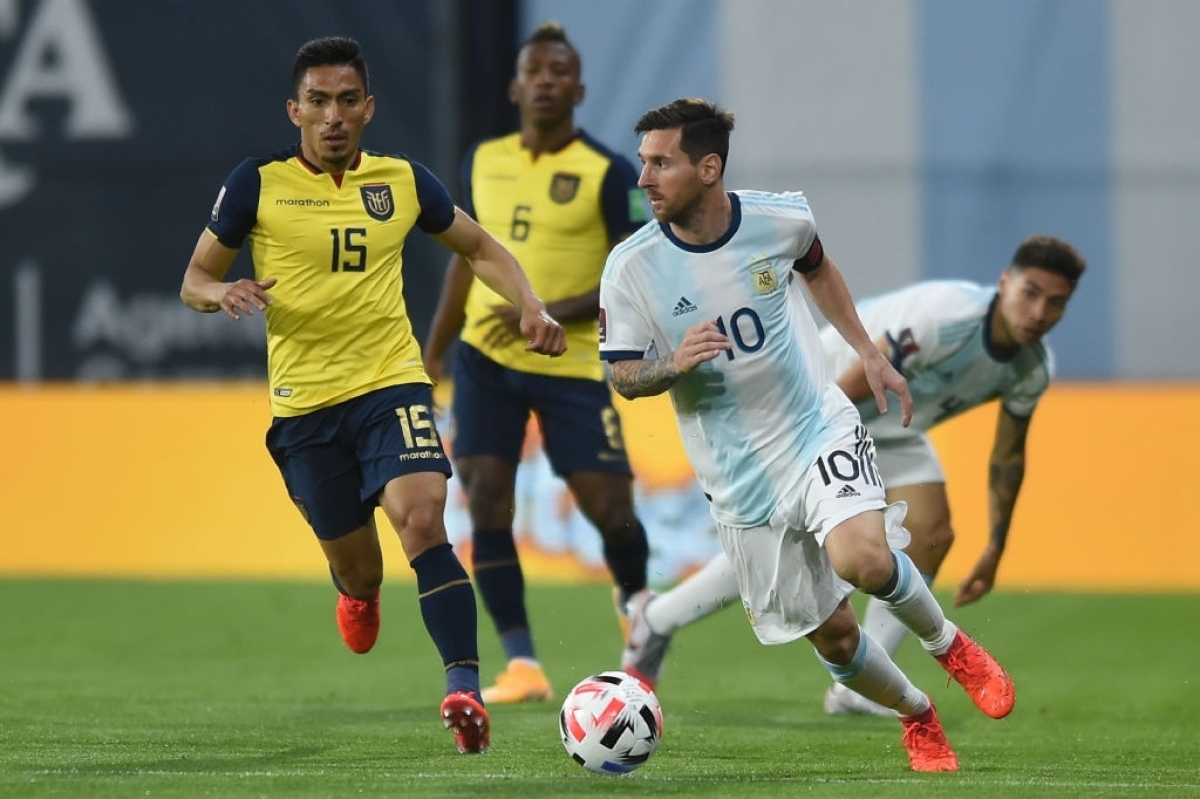 Messi khiến hàng thủ của Ecuador vất vả theo kèm (Ảnh: Getty).