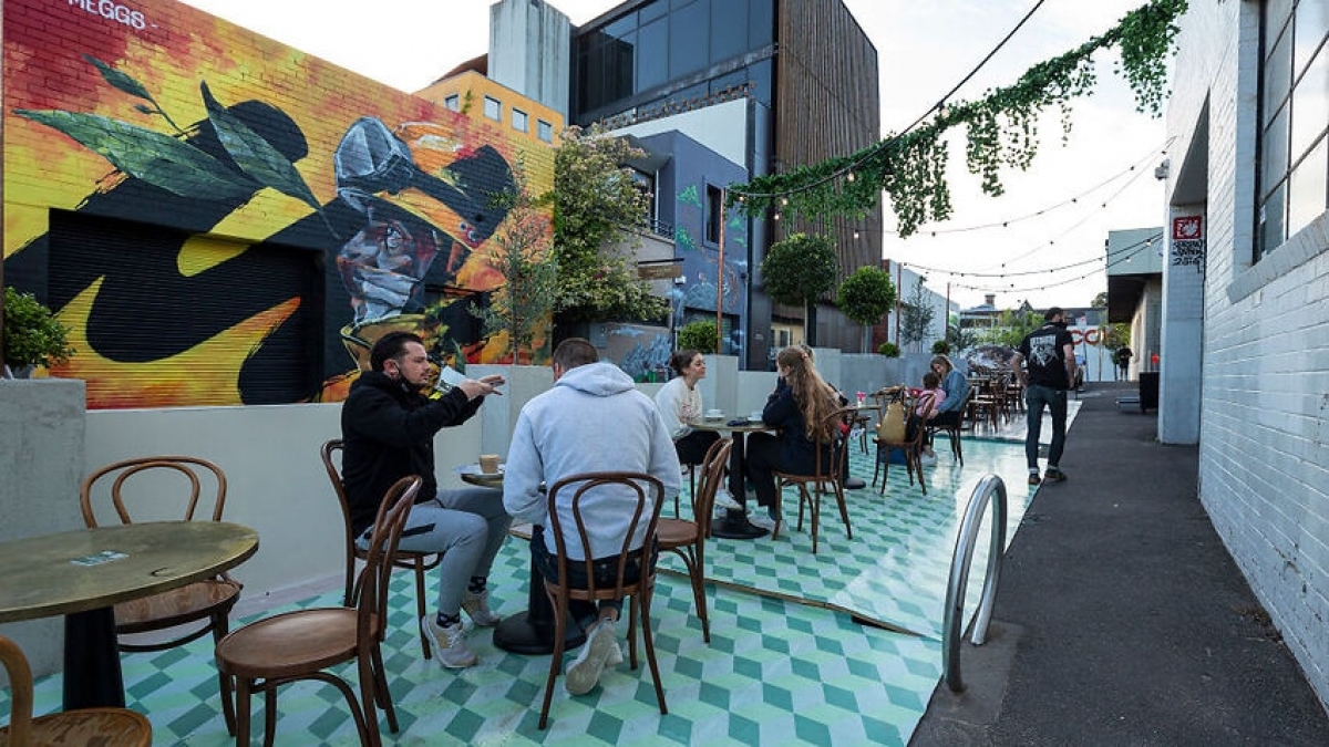 Người dân Melbourne thưởng thức bữa sáng tại nhà hàng khi thành phố được gỡ bỏ lệnh phong tỏa từ sáng 28/10. Ảnh Getty