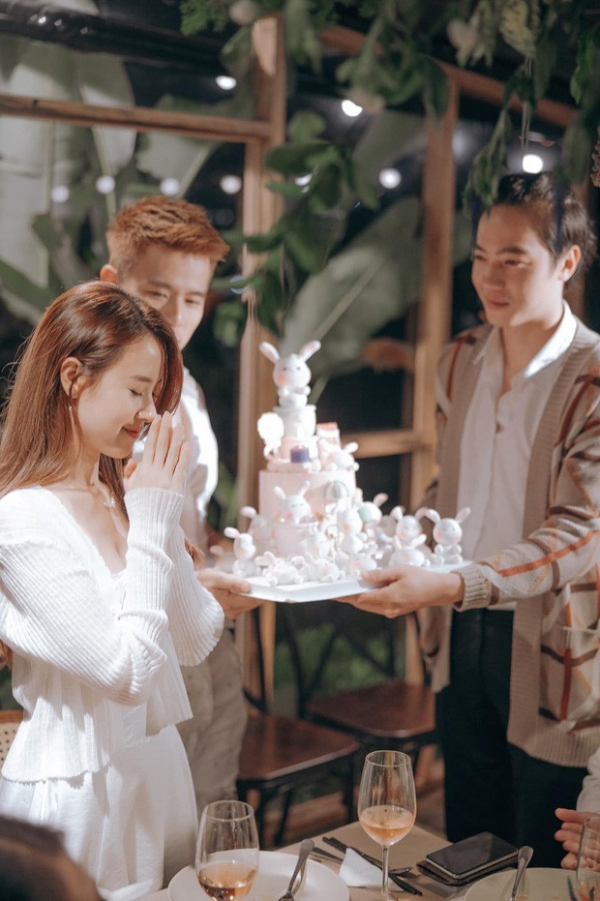 Nghĩa Bình bất ngờ xuất hiện trong bữa tiệc mừng sinh nhật của Midu ở Đà Lạt. Ảnh: Yeah1