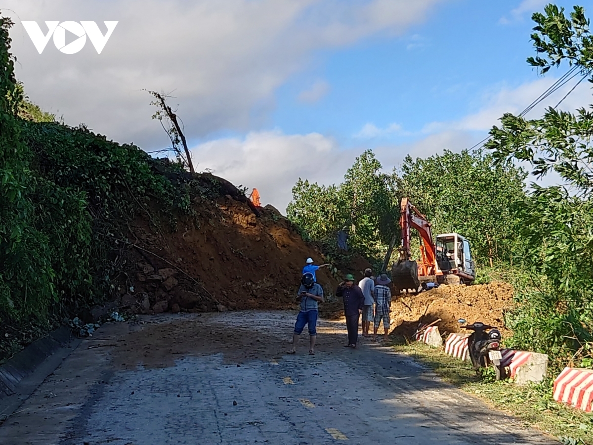Các lực lượng cứu hộ đang khẩn trương san gạt đất, mở đường vào hiện trường.