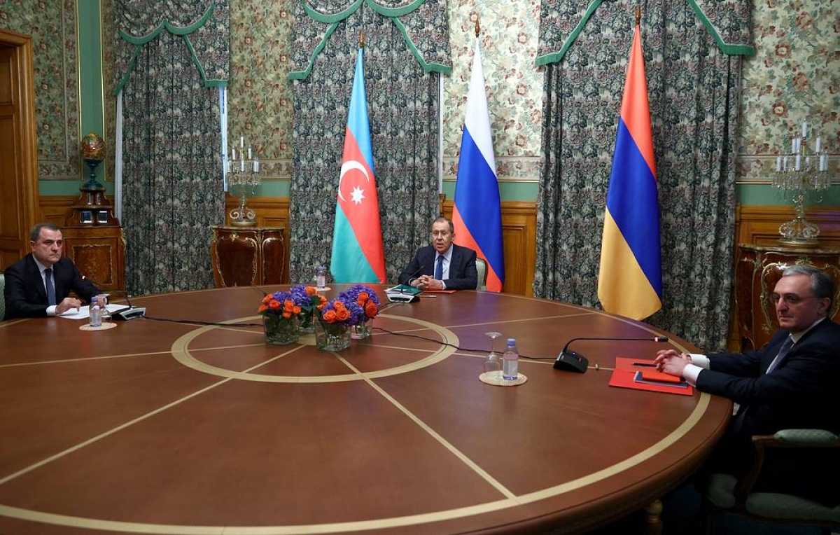 Cuộc tham vấn 3 bên tại Nga: Từ trái qua là Ngoại trưởng Azerbaijan Jeyhun Bayramov, Ngoại trưởng Nga Sergei Lavrov, Ngoại trưởng Armenia Zorab Mnatsakanyan. Ảnh: Tass.